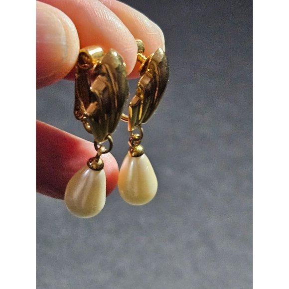 **Final Sale** Vintage Napier gold tone screw back clip on earrings - Picture 2 of 10